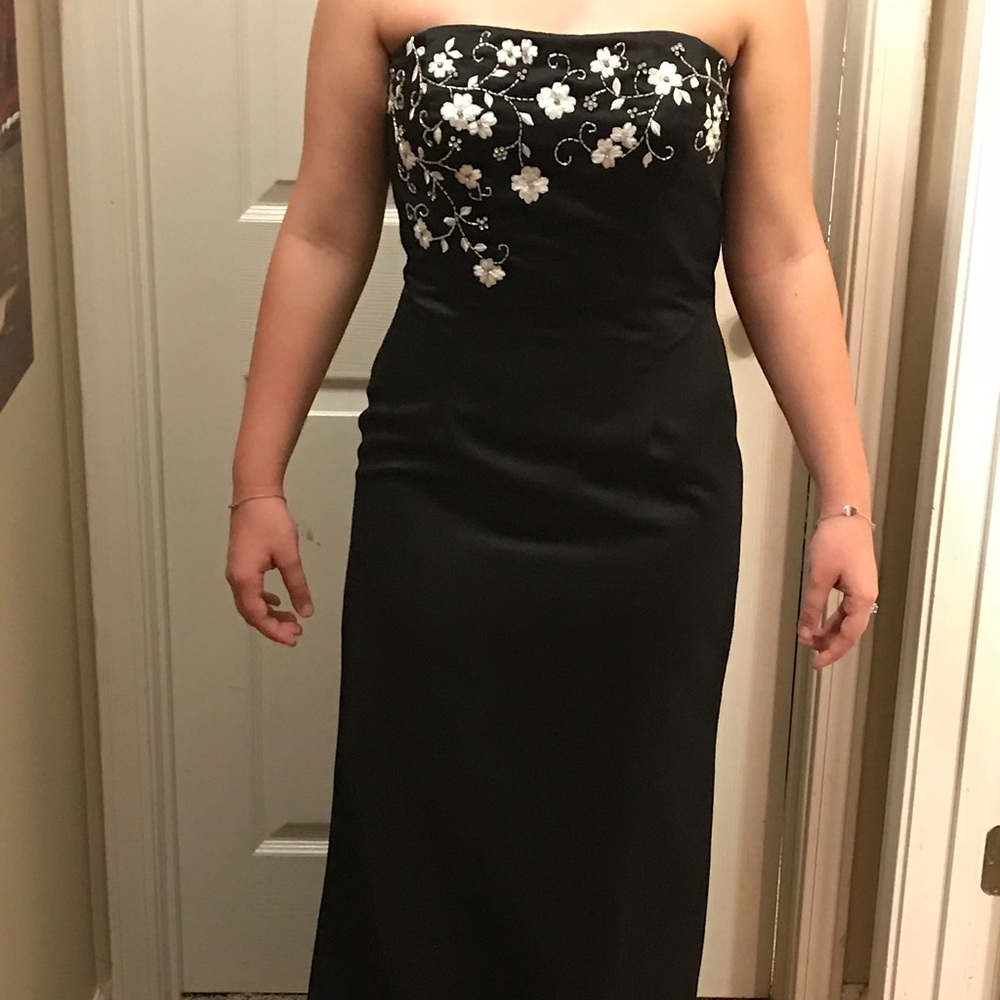 Elegant pageant or prom gown-fits true size 6 or 8